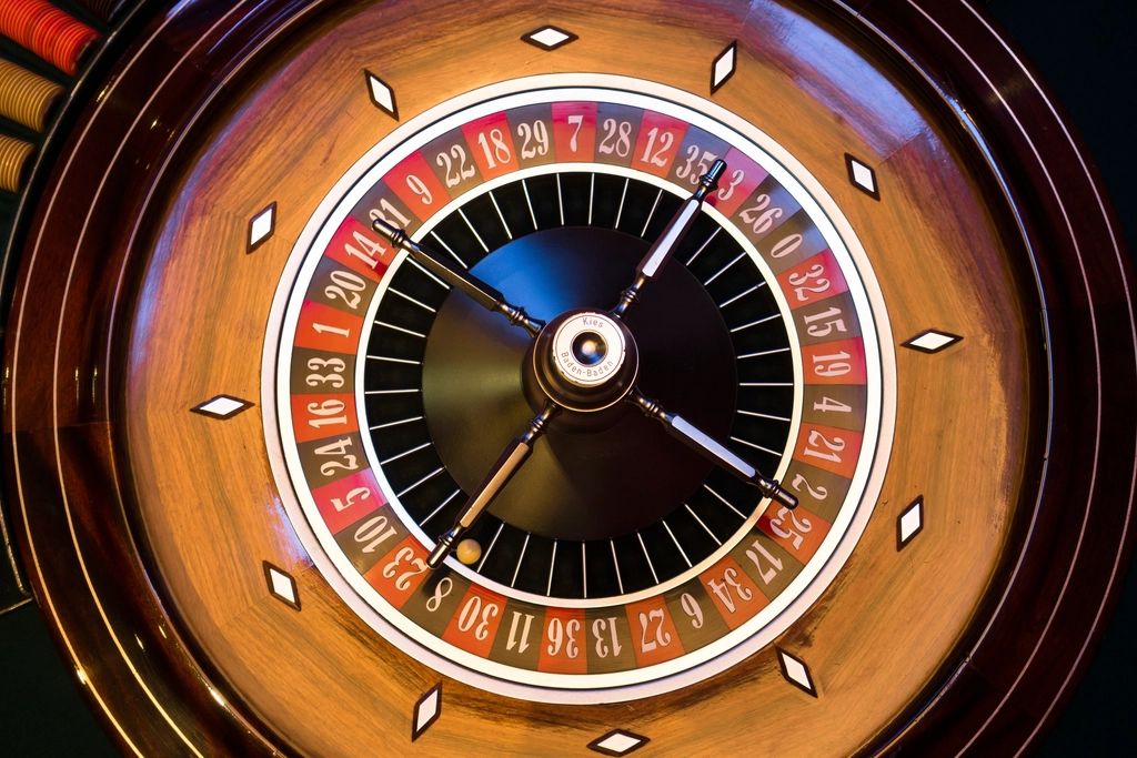 Roda roulette di atas meja kasino