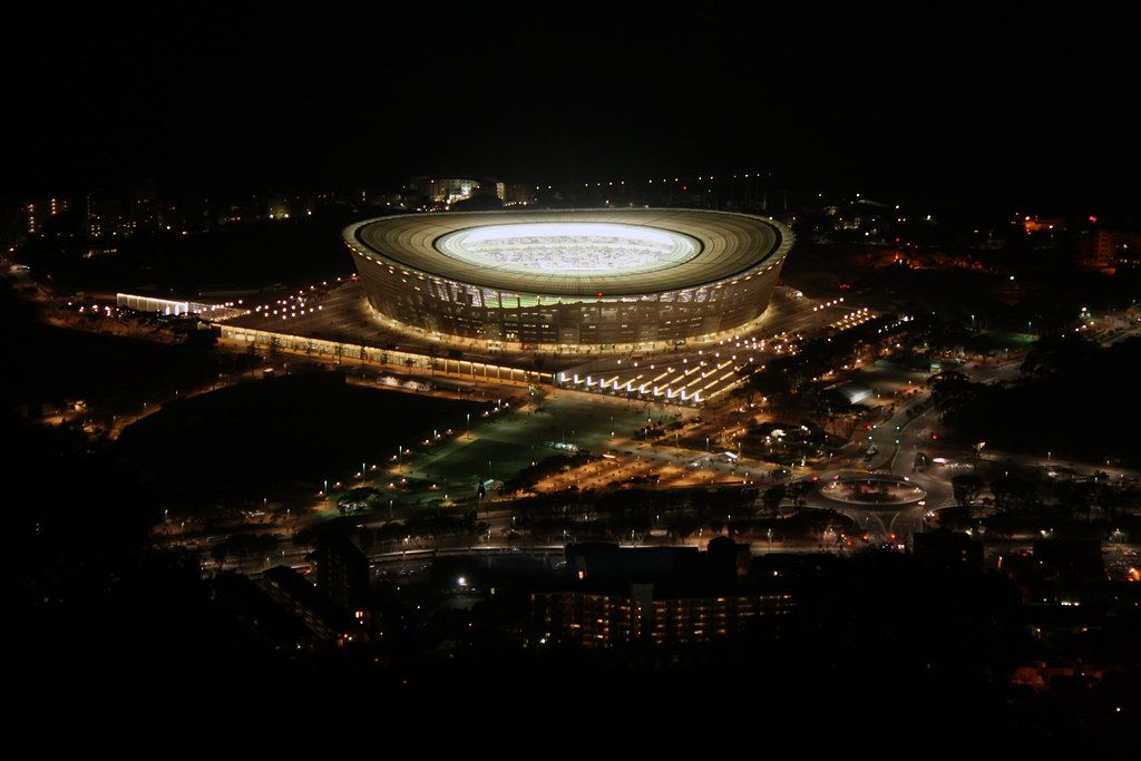 Stadion sepak bola menyala di malam hari
