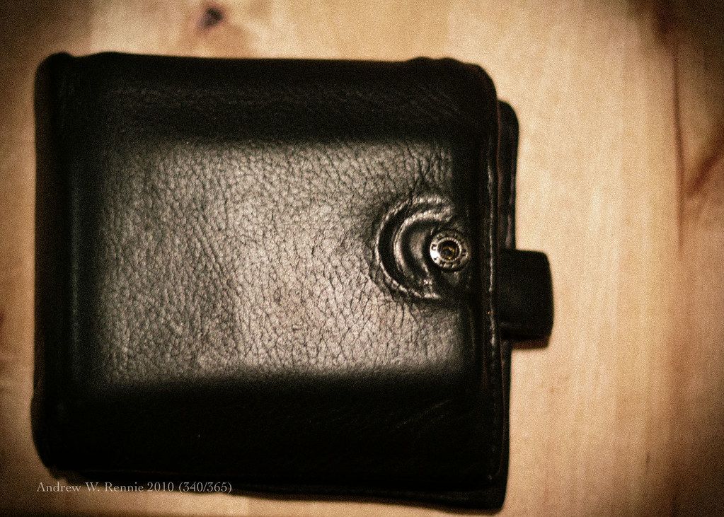 Dompet kulit di atas meja kayu